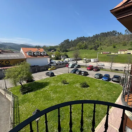 Piso Con Garaje En アパート